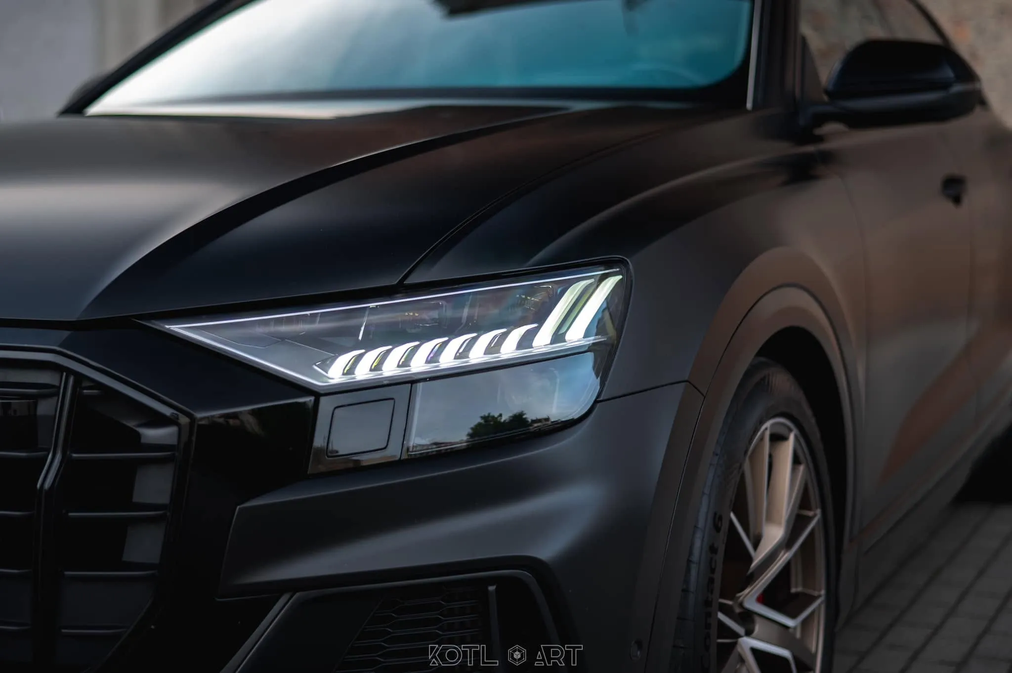 Reflektor Audi Q8 zabezpieczony folią PPF