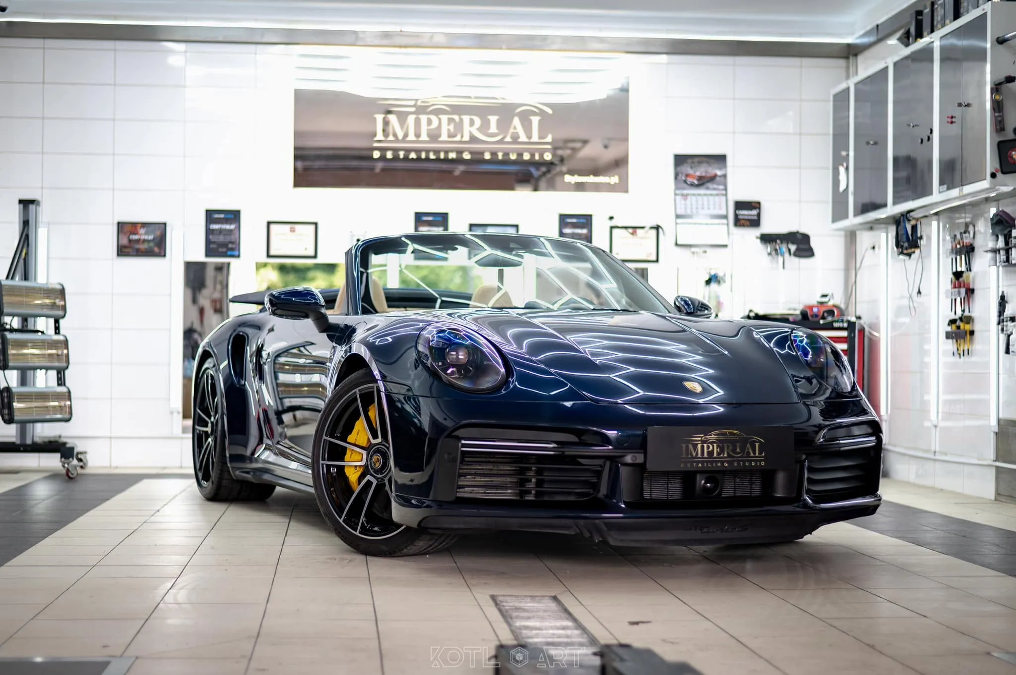 Porsche 911 Cabrio podczas mycia detailingowego w studiu