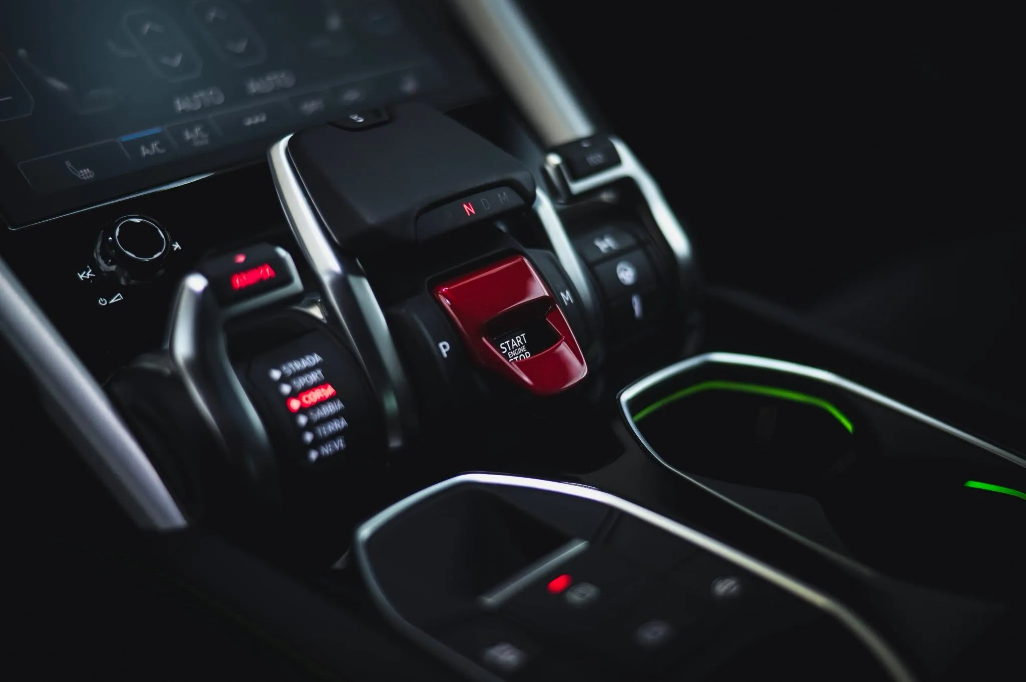 Konsola Lamborghini Urus po detailingu wnętrza