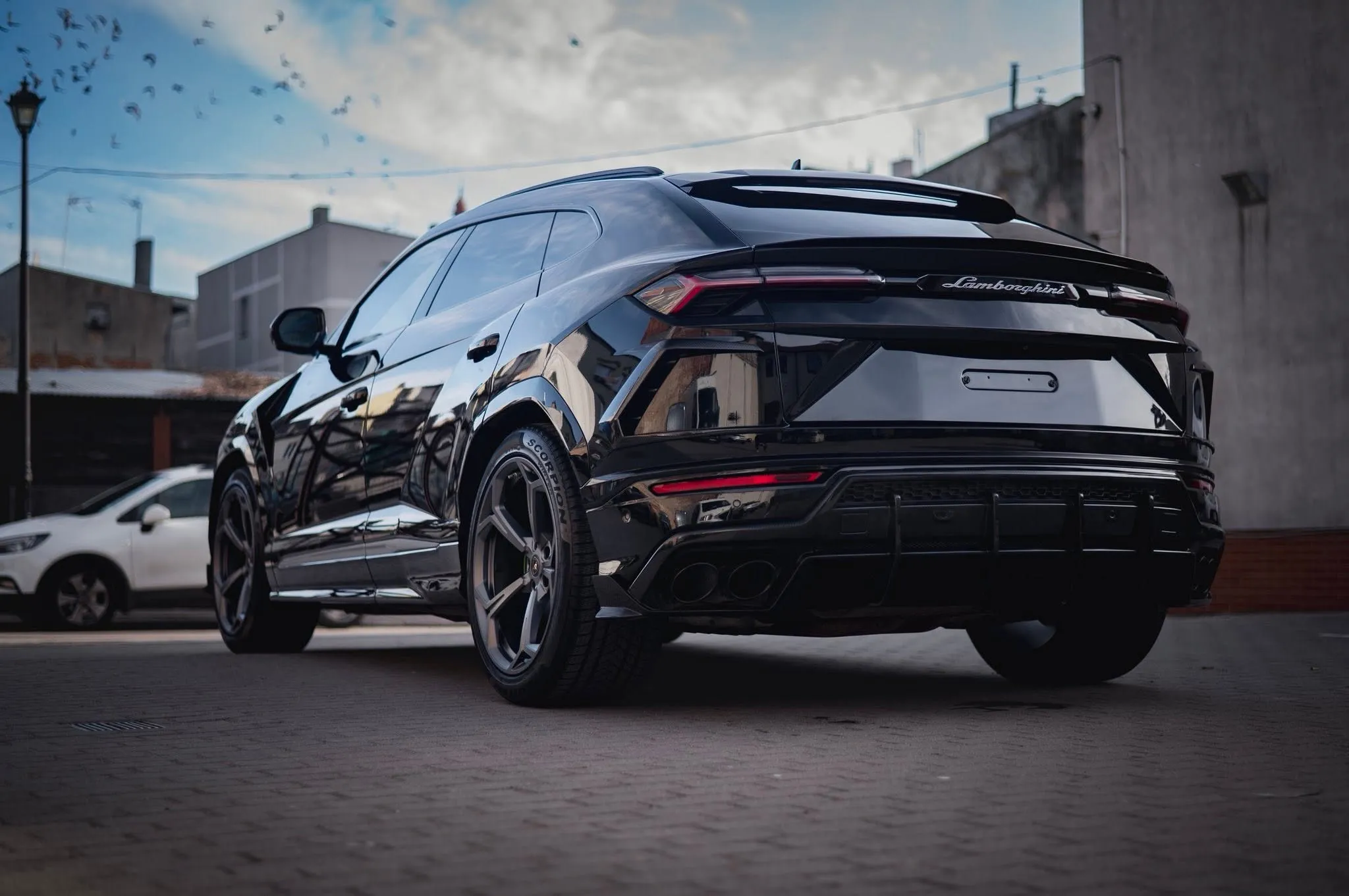 Czarne Lamborghini Urus po oklejeniu